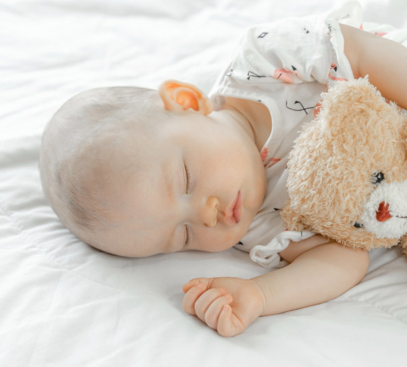 Descubre la importancia del sueño infantil para el crecimiento y desarrollo de los niños. Aprende sobre los patrones de sueño por edad y encuentra consejos prácticos para establecer rutinas y promover un descanso saludable.
