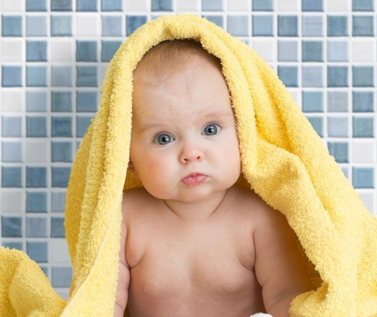 Descubre cómo cuidar la piel del bebé de manera adecuada. Aprende sobre la higiene suave, hidratación, protección solar y prevención de irritaciones.