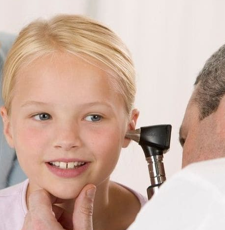 Aprende cómo prevenir y tratar las infecciones del oído en niños. Descubre consejos importantes y pautas para mantener la salud ótica de tus hijos.